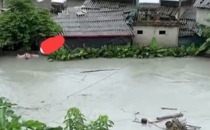 Lào Cai: Vỡ đập hồ chứa nước thải, dòng nước xám xịt, ô nhiễm tràn vào nhà dân