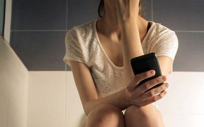 Thói quen xấu khi đi vệ sinh gây hại sức khỏe