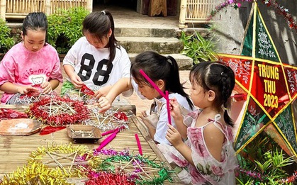 Trung thu "về làng" làm đèn ông sao, vẽ mặt nạ truyền thống, do đích thân các nghệ nhân chỉ dạy