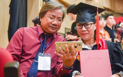 Nghị lực phi thường của cô gái từng chết não, cùng bố quay lại trường học để lấy bằng cử nhân