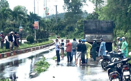 Tông vào đuôi xe tải đỗ bên đường, hai vợ chồng tử vong