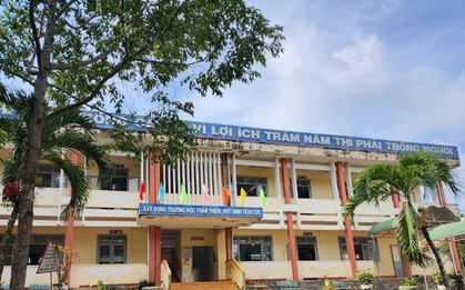 Dự lễ tri ân, phụ huynh tá hỏa phát hiện con không có trong danh sách của trường