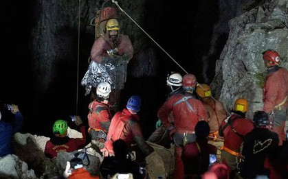 Giải cứu thành công nhà thám hiểm mắc kẹt 1.000 m dưới lòng đất