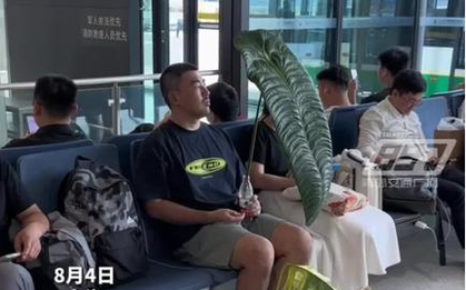 Bị mỉa mai vì ôm chiếc lá lên máy bay, chàng trai khiến mọi người sốc khi tiết lộ ''lai lịch'' của nó