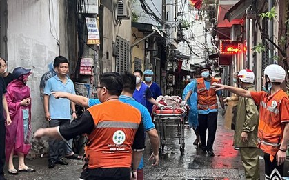 Đưa nhiều thi thể vụ cháy chung cư mini ra ngoài