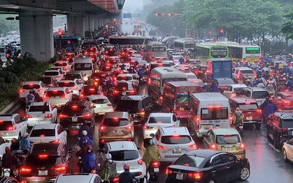 Mưa từ sáng sớm, đường tắc, dân công sở chật vật "tìm lối" tới cơ quan