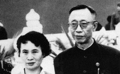 Thăm lại Cố cung, Phổ Nghi chỉ vào chiếc bình hoa và nói một câu kỳ lạ khiến ai cũng lắc đầu ngán ngẩm