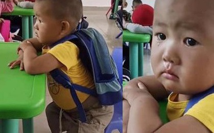 Ngày đầu tiên đi học, cậu bé rưng rưng nước mắt, lại còn có "mưu đồ" khiến bố mẹ không thể nhịn cười