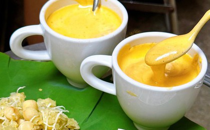 Nhâm nhi cà phê để tận hưởng mùa thu Hà Nội