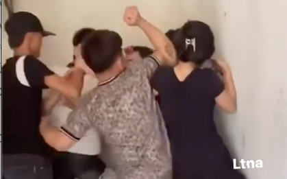 Xôn xao clip thanh niên đến nhà bạn gái chơi bị trai làng vây đánh