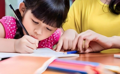 Học sinh lớp 1 rèn chữ tới 23h đêm: Trẻ vừa học vừa ngáp, mẹ xịt nước vào mặt cho tỉnh ngủ để vật lộn cùng con