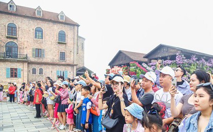 Khách du lịch nườm nượp đến Đà Nẵng, cao hơn cả trước đại dịch