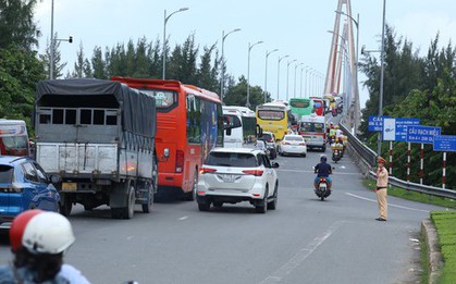 Dòng người nghỉ lễ quay lại TP.HCM, giao thông ùn tắc nhiều nơi ở Tiền Giang và Bến Tre