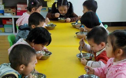 Con gái khảnh ăn đi nhà trẻ về nhà bỗng ăn liên tục, mẹ kiểm tra ảnh cô giáo gửi thì phát hiện sự thật phẫn nộ
