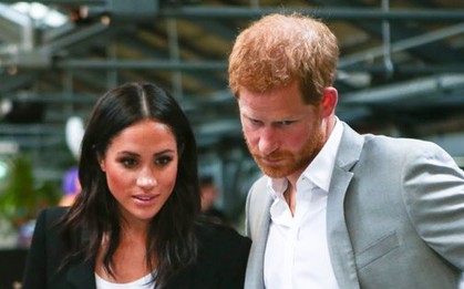 Biểu cảm chán nản của Harry khi ở cạnh Meghan gây chú ý