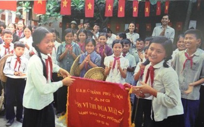 Những hình ảnh lễ khai giảng "ngày xửa ngày xưa": Một tấm phông vải cắt hồ dán, áo trắng quần xanh giản dị