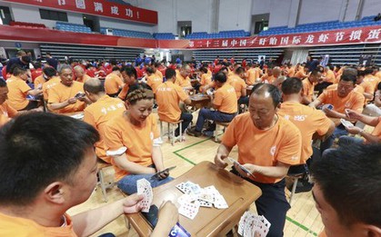 Người Trung Quốc phát sốt với trò chơi "ném trứng"