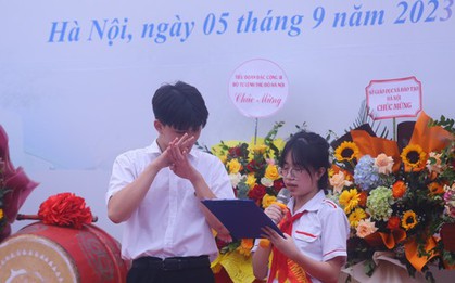 Khai giảng tại ngôi trường đặc biệt ở Hà Nội, dùng tay hát quốc ca