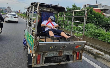 Bức ảnh hài hước đang được chia sẻ chóng mặt trong ngày khai giảng 5/9: Cậu bé ngủ ngon trên thùng xe