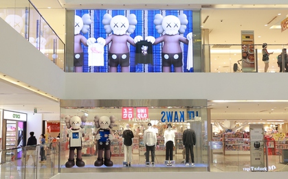 Nóng nhất hôm nay: Đám đông xếp hàng tại sự kiện ra mắt BST Kaws x Uniqlo, website sập chỉ sau vài giờ mở bán