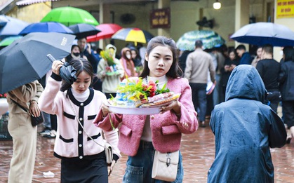 Người Hà Nội “đội mưa” đi lễ Phủ Tây Hồ ngày mùng 1 cuối cùng trong năm Quý Mão