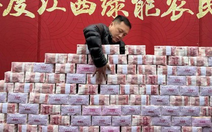 Cảnh phát thưởng cuối năm hoành tráng ở nông thôn Trung Quốc: Nông dân toàn nhận tiền tỷ, "núi tiền" ai thấy cũng ham