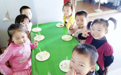Bà mẹ chất vấn nhà trường khi phát hiện duy nhất con trai không được ăn bánh, lời giải thích khiến chị phải xin lỗi