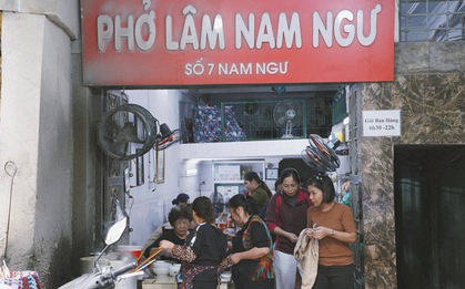 Phở Lâm (Hà Nội) đông nghịt khách sau drama, nhiều bạn trẻ phải ngậm ngùi ra về vì hết hàng