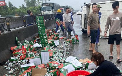 Hàng trăm thùng bia đổ ra đường vì xe tải lật