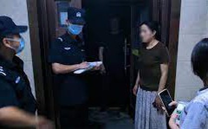 Một bé gái bị bỏ lại đồn công an, tiết lộ cuộc đời bi thảm khiến ai nấy bật khóc: Kết quả sau đó không tin nổi