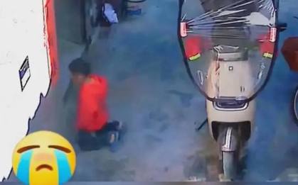 Trích xuất camera thấy đứa con lặng lẽ quỳ trước cửa cầu nguyện, người cha đau lòng nói: Tôi hối hận lắm!