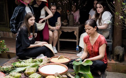 Chợ Tết hút khách ta lẫn khách Tây