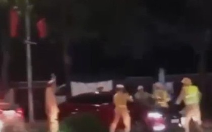 VIDEO: Bị kiểm tra nồng độ cồn, tài xế lao ôtô vào CSGT rồi bỏ chạy