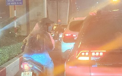 Ngày nào cũng xin 10 nghìn đổ xăng ở ngã tư Hà Nội, người đàn ông bị vạch trần thân phận