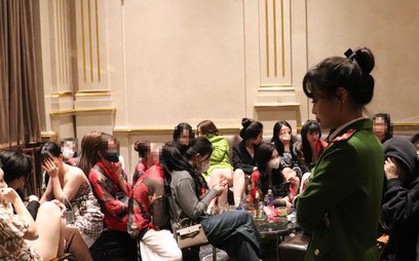 Hà Nội: Cảnh sát test ma túy với hơn 230 người có mặt tại quán karaoke lúc rạng sáng