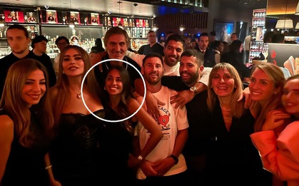 Vợ chồng Messi chụp ảnh cùng mỹ nhân Hollywood, bà xã Antonela được khen hết lời vì chọn vị trí đứng tinh tế