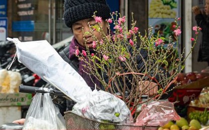 Người Hà Nội sắm lễ cúng rằm cuối cùng năm Quý Mão trong giá rét