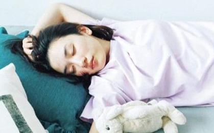 Sai lầm khi ngủ sẽ gây hại cho tóc và da