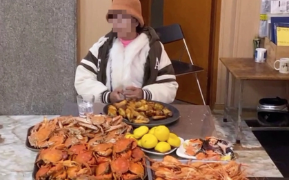 Vụ đi ăn buffet "đúi túi" 10kg hải sản mang về: Vị khách lần đầu đi ăn buffet, tưởng lấy phần như cỗ quê