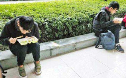 Bức ảnh sinh viên trường top ăn trưa bất ngờ viral: Nhìn vào cuối cùng cũng hiểu tại sao họ lại trở thành học bá!