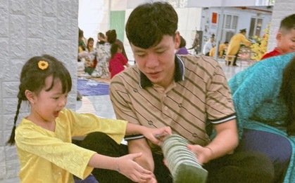 Khoảnh khắc cực hạnh phúc của đội trưởng đội tuyển Việt Nam và con gái, cùng gói bánh tét hạnh phúc sum vầy ngày Tết