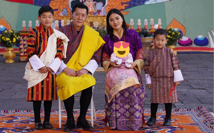 Vợ chồng hoàng hậu "vạn người mê" của Bhutan đăng ảnh gia đình mừng năm mới, tiểu công chúa 3 tháng tuổi lập tức "chiếm spotlight"