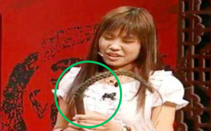 Khoe chiếc roi cổ đáng giá 17 tỷ đồng, cô gái tái mặt khi nghe chuyên gia nói: "Làm người nên biết chừng mực!"