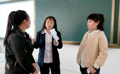 Học sinh bị sốt, giáo viên chuyển phòng học, phản ứng phụ huynh khiến hàng ngàn người "sốc" nặng: Đây là cha mẹ kiểu gì?