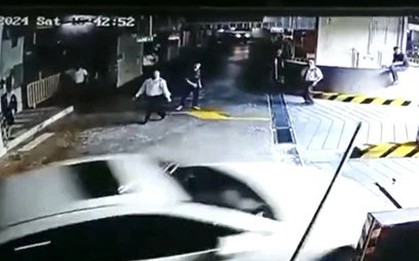 Vụ ô tô "đại náo" hầm chung cư: Tài xế là người nước ngoài, tông văng 1 phụ nữ