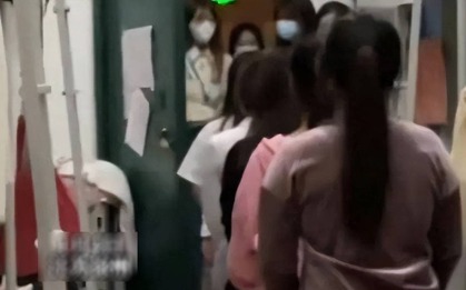 Nửa đêm bị phụ huynh gọi điện nhờ 1 việc, nữ giảng viên làm ầm cả ký túc xá: "Tôi phải phục vụ các em 24/24h à?"