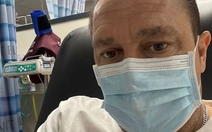 Đến bệnh viện xét nghiệm máu, vài tiếng sau, cảnh sát gõ cửa tận nhà