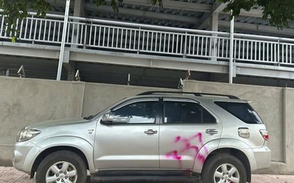 Ô tô 5 chỗ và xe đưa đón học sinh bị xịt sơn khi đỗ trên vỉa hè