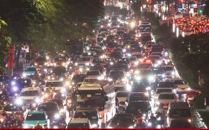 Hà Nội mưa lớn giờ tan tầm, dân loay hoay tìm lối về giữa dòng xe ùn tắc
