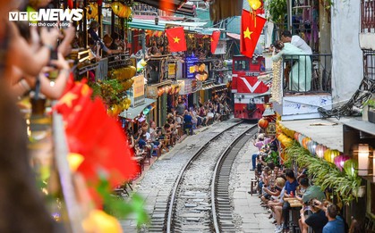 Phố cà phê đường tàu càng cấm càng đông, cấm chỗ này lại mọc chỗ khác